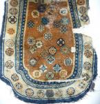  Big horse's covers of round shape are documented since the Tang dynastie.
This 160cm long piece, made probably in the late 18th C. in west China, is one of the few survivors of this long tradition. For smilar example please see ''Glanz der Himmelss�hne'' page 50. The McMullan Cash Pferdedecke.