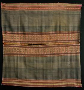 Quechua Manta. 46'' x 40 1/2''. Circa 1900. Excellent condition and complete. Please take the time to view my other items. Thank you. 