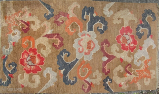 



Tibetan Khaden rug with auspicious bats and scrolling peony pattern.  L: 160cm/62in and W: 94cm/37in. Undyed wool warp and weft and the pile may be possibly undyed as well, quite unusual  ...