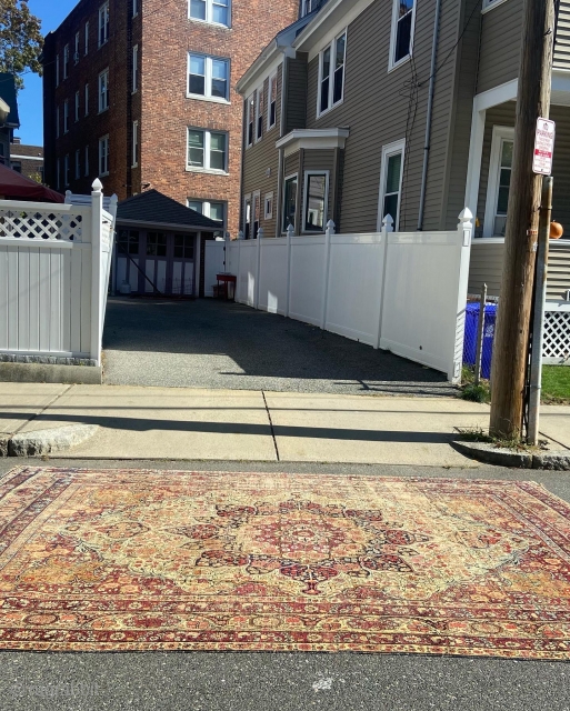 Lavar great colors solid rug few worn spot no holes 9’ 4” x 13’ 7” clean ready to go no dry rot           