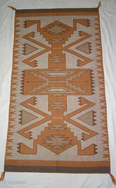Vintage Navajo raised outline rug.
Excellent condition.
Size 5×2.10 feet.                         