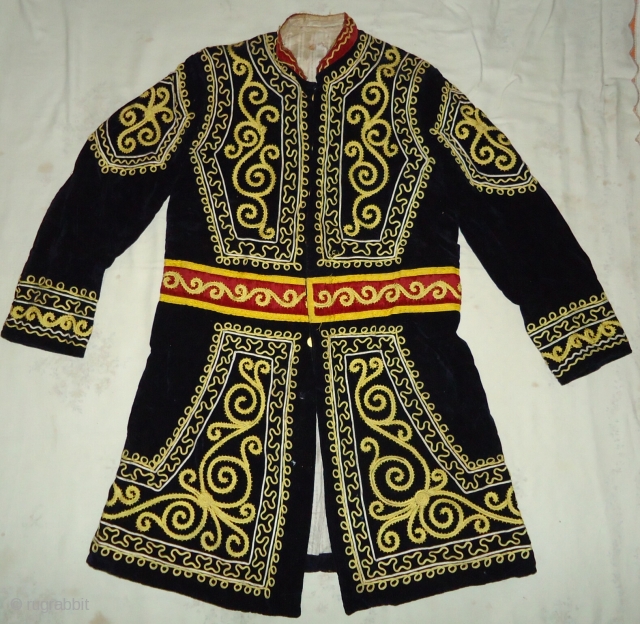A butifull velvet black long coat
Size 42inch by 22inch.
Excellent condition.                       