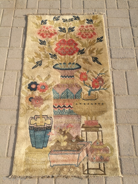 Antique Chinese hanging rug.
Excellent condition.
Size 4 feet by 2.2 feet.                       