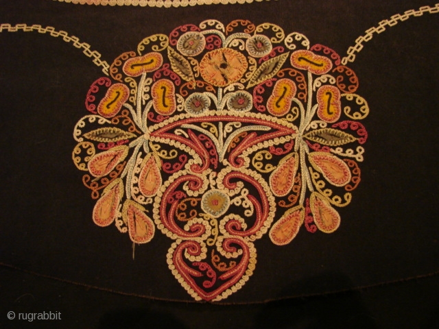 Persian embroidery. Fragment.
Diameter 130cm.
19th Century.                            