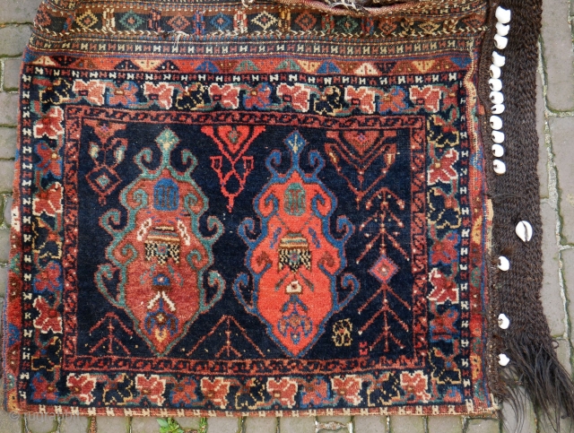 Very special, double bag Afshar very original and in very good condition, palmette design, shells at the side.  Impressive!
65 x 135 cm          