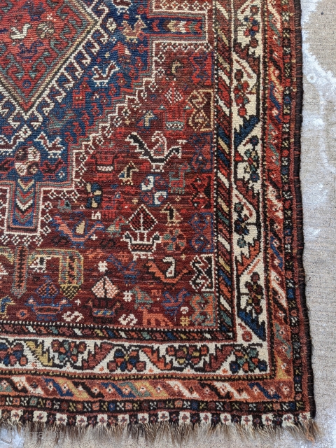 Wonderful and lively antique Shiraz rug with many birds and other animals. 5ft x 3ft 6in Beautiful colors in this piece! Freshly washed so the colors look even better now.

Let me know  ...