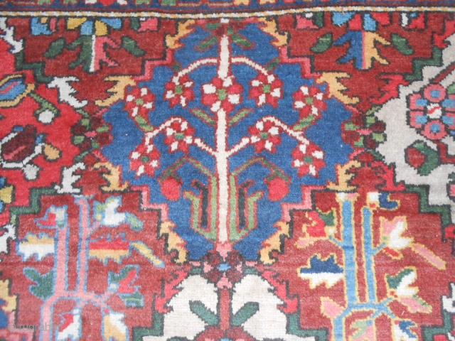 3.35 x 3.38 m. Persian Bachtyar in very good condition. Original and rare site
for this one. Shiny wool and fine knot for this Chahar Mahal. Has been washd.
Panel design and natural dyes.  ...