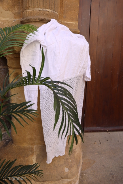 The "Alba" (literally “sunrise” in Spanish) is a long white linen or cotton garment that is used in Christian rites by the priest, the deacon and the other ministers of the altar  ...