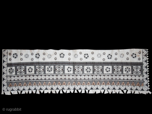 Tapa barkcloth “Masi” cod. 0686.Polynesia. Tree bark beaten. Circa mid. XX° century. Cm. 68 x 240. Very good condition. The piece has been exhibited on June 2013 in the tribal art gallery  ...