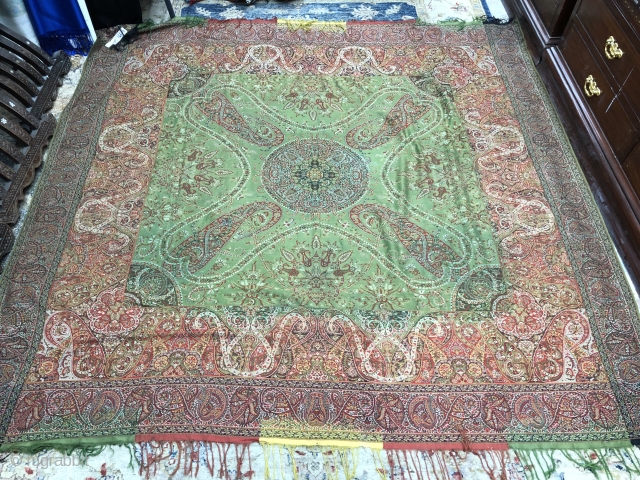 Exceptional 19th century green French Paialey shawl, very rare green center ans fine weaving                   