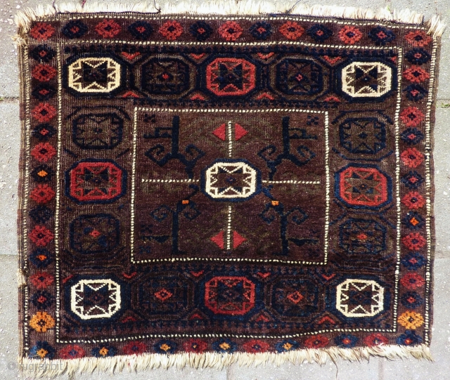 Antique Baluch Bag front, with good pile all over, apart for corroded browns.
For 99% with all natural dyes.               
