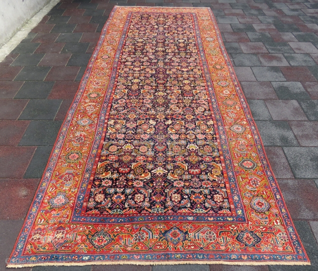 Malayer Gallerie Carpet wonderful colors and excellent condition all original size 5,20x2,08 cm Circa 1900-1910                  