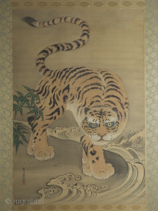 Large Edo period scroll painting by Kano Isen'in Naganobu


A truly magnificent and impressive painting by the seventh head of the Kano School, Kano Isen'in Naganobu. (1775-1828). The painting stands 173cm tall x 110  ...