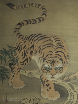 Large Edo period scroll painting by Kano Isen'in Naganobu


A truly magnificent and impressive painting by the seventh head of the Kano School, Kano Isen'in Naganobu. (1775-1828). The painting stands 173cm tall x 110  ...