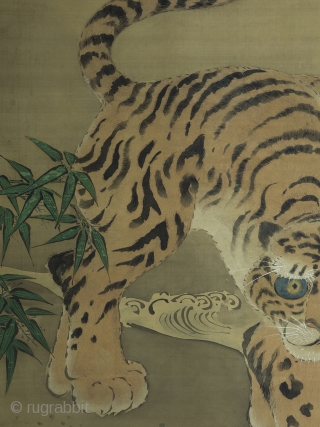 Large Edo period scroll painting by Kano Isen'in Naganobu


A truly magnificent and impressive painting by the seventh head of the Kano School, Kano Isen'in Naganobu. (1775-1828). The painting stands 173cm tall x 110  ...