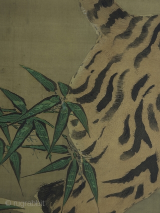 Large Edo period scroll painting by Kano Isen'in Naganobu


A truly magnificent and impressive painting by the seventh head of the Kano School, Kano Isen'in Naganobu. (1775-1828). The painting stands 173cm tall x 110  ...