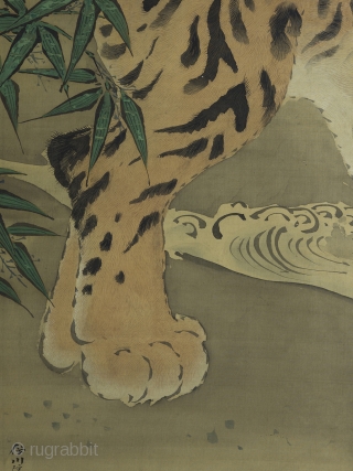Large Edo period scroll painting by Kano Isen'in Naganobu


A truly magnificent and impressive painting by the seventh head of the Kano School, Kano Isen'in Naganobu. (1775-1828). The painting stands 173cm tall x 110  ...