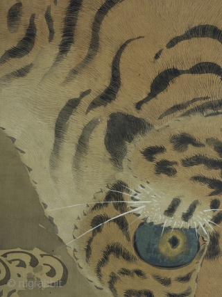 Large Edo period scroll painting by Kano Isen'in Naganobu


A truly magnificent and impressive painting by the seventh head of the Kano School, Kano Isen'in Naganobu. (1775-1828). The painting stands 173cm tall x 110  ...