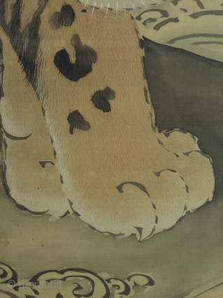 Large Edo period scroll painting by Kano Isen'in Naganobu


A truly magnificent and impressive painting by the seventh head of the Kano School, Kano Isen'in Naganobu. (1775-1828). The painting stands 173cm tall x 110  ...