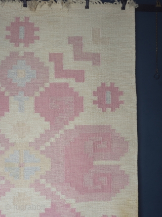 Pink Mid Century Swedish Rollakan Rug Circa 1950

A pretty and striking Swedish flat weave (Rollakan) Rug, 200cm x 137cm (78 x 54 inches).

With it's delicate pastels and graphic drawing style, the design and colour  ...