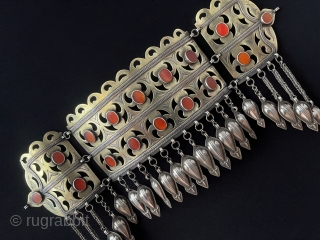 Central - Asian Turkmen Traditional Silver Headpiece & Pedimen Fine Gilded with Carnelian Turkmens Use it on Special Occasions and Weddings. Great Condition! Size - Lenght : 34 cm - Edge Height  ...