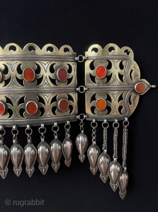 Central - Asian Turkmen Traditional Silver Headpiece & Pedimen Fine Gilded with Carnelian Turkmens Use it on Special Occasions and Weddings. Great Condition! Size - Lenght : 34 cm - Edge Height  ...