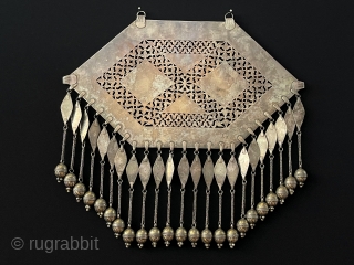 Central - Asian LARGE ! Antique Turkmen Tribal Silver Wedding Necklace & Gonchuk Fire Gilded with Carnelian. Turkmen Art Collector Jewelery. Size - ''42 cm x 44.5 cm''
Tassels : 17.5 cm -  ...