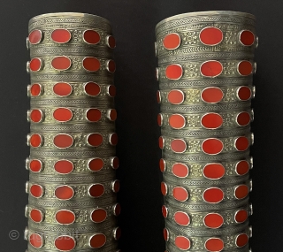 A pair of Turkmen - Yomud Antique Large Wedding Bracelets & Turkmen Art Collector Jewelery Fine Gilded with Carnelian. Excellent Condition ! Size - Lenght : 37.5 cm
Upper width : 10 cm  ...