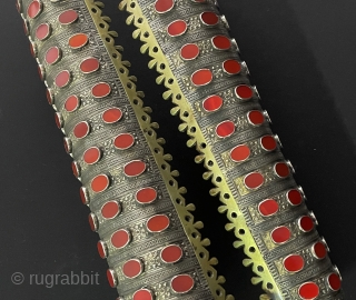 A pair of Turkmen - Yomud Antique Large Wedding Bracelets & Turkmen Art Collector Jewelery Fine Gilded with Carnelian. Excellent Condition ! Size - Lenght : 37.5 cm
Upper width : 10 cm  ...