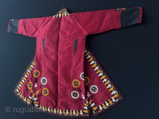 Ethnic Turkmen Traditional Silk Emboridered Ceremonial Costume & Chapan Size - Height : 95 cm - Arm to Arm : 140 cm - Armpit : 52 cm      
