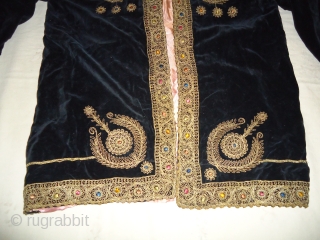 Handmade black velvet metalic jacket.
Size 29inch by 21inch.
Excellent condition.                        