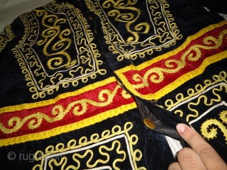 A butifull velvet black long coat
Size 42inch by 22inch.
Excellent condition.                       