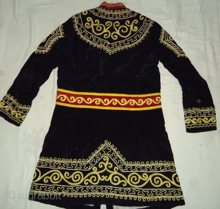 A butifull velvet black long coat
Size 42inch by 22inch.
Excellent condition.                       
