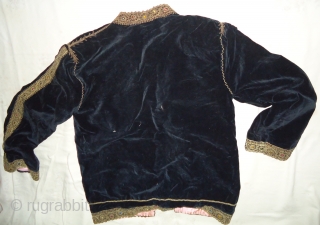 Handmade black velvet metalic jacket.
Size 29inch by 21inch.
Excellent condition.                        