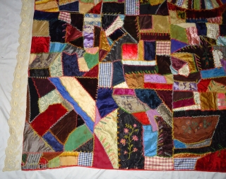 Vintage crazy quilt .good condition
Material . Silk cotton velvet and silk embroidery.
Size. 5 by 5.9 feet.                 