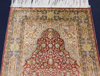 Crazy fine Hereke silk prayer rug. Özipek. Turkey. 139 cm X 99 cm. 55" x 39". In my auction January 23, 2021. Lot # 487. www.homm.me       