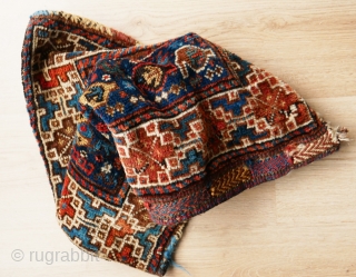 Lovely small bag, Khamseh or Qashqai, with birds, a unique and tribal piece. In nearly mint condition (some corrosion in the brown and small parts with lower pile), good natural colours, soft  ...