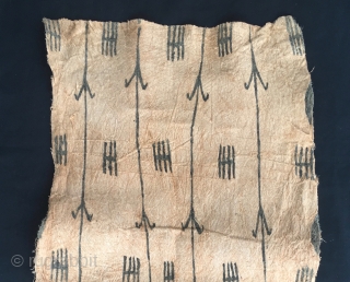 Mbuti pygmies hand beaten tree bark cloth painting. Congo. Cm 45x85 ca. Early 20th century. Quiet, sparse decoration, great spacing. Provenance is a Belgian collection. Bought at auction. The painting was done  ...