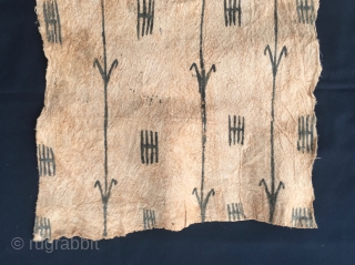 Mbuti pygmies hand beaten tree bark cloth painting. Congo. Cm 45x85 ca. Early 20th century. Quiet, sparse decoration, great spacing. Provenance is a Belgian collection. Bought at auction. The painting was done  ...