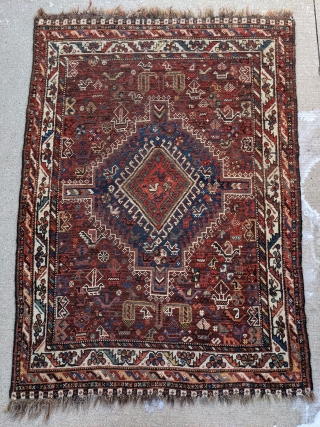 Wonderful and lively antique Shiraz rug with many birds and other animals. 5ft x 3ft 6in Beautiful colors in this piece! Freshly washed so the colors look even better now.

Let me know  ...