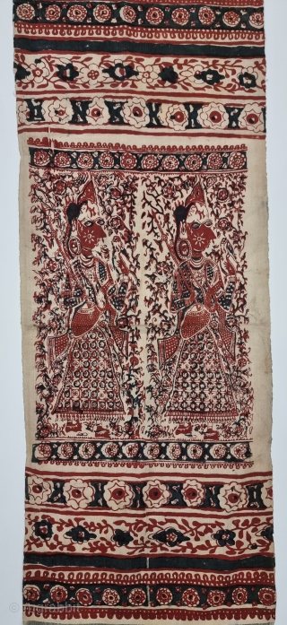 Ceremonial "Maa" Textiles Depicting Celestial Musicians, Hand Block-Printed on thick Cotton, Made in Indonesia for the Local Market.
Exported to the South-East Asian Market.
Toraja people (Sulawesi, Indonesia).

C.1900-1925.
Its size is 34cmX205cm (20230218_142943).
      