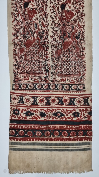 Ceremonial "Maa" Textiles Depicting Celestial Musicians, Hand Block-Printed on thick Cotton, Made in Indonesia for the Local Market.
Exported to the South-East Asian Market.
Toraja people (Sulawesi, Indonesia).

C.1900-1925.
Its size is 34cmX205cm (20230218_142943).
      