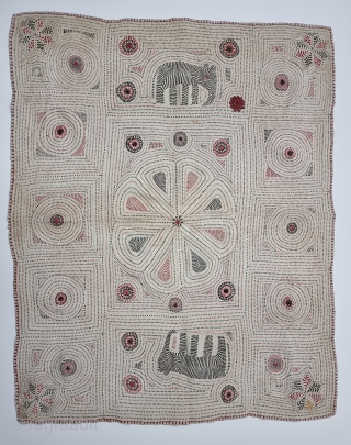 An Very Fine Folk Embroidery Kantha Quilted and embroidered cotton kantha Probably From East Bengal(Bangladesh) region, India.

C.1875 -1900

Its size is 78cmX98cm(20221226_150052).            