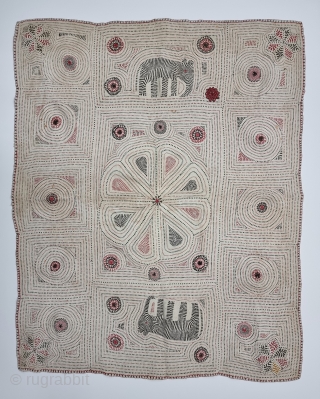An Very Fine Folk Embroidery Kantha Quilted and embroidered cotton kantha Probably From East Bengal(Bangladesh) region, India.

C.1875 -1900

Its size is 78cmX98cm(20221226_150052).            