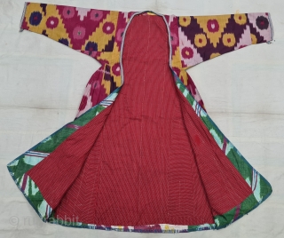Very Fine Quality Ikat chapan, Silk and cotton Uzbekistan. With Roller Print Inside. late 19th century. Its size is W-85cm, L-127cm,S-27cmX60cm(20220705_152228).            