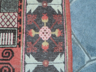 Original in perfect condition East-Turkestan/Xinjiang ancien carpet with
vase design. Wool pile on cotton foundation. For me this Xinjiang has been
knotted in the OASI of KASHGAR. More info or pictures about this carpet
of  ...
