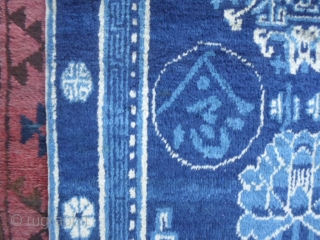 General Ma Bufang carpet knotted in region of Xinjiang-China,
around 1920. Very good condition (only 2 old restors).
4 Ideograms around the medaillon, border T and Shou ideogram.
Size is  123 x 60 cm.  ...