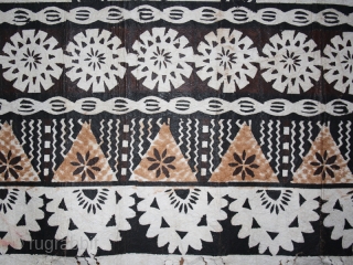 Tapa barkcloth “Masi” cod. 0686.Polynesia. Tree bark beaten. Circa mid. XX° century. Cm. 68 x 240. Very good condition. The piece has been exhibited on June 2013 in the tribal art gallery  ...