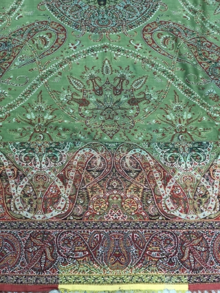 Exceptional 19th century green French Paialey shawl, very rare green center ans fine weaving                   