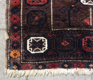 Antique Baluch Bag front, with good pile all over, apart for corroded browns.
For 99% with all natural dyes.               